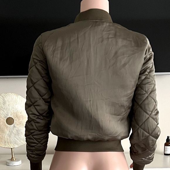 Olive Green H&M Crop Jacket. Size US 6. Great Fit! - Picture 2 of 5